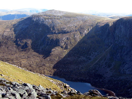 Broad Cairn and the Dubh Loch