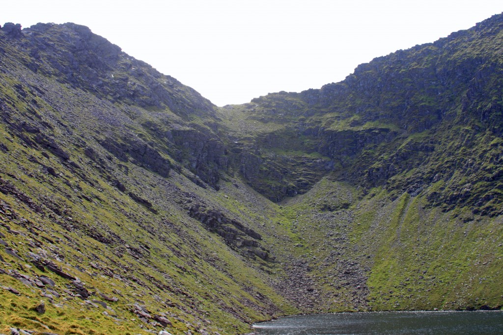 the col between The Big Gun and Cnoc na Peiste above Lough Cummeenapeasta